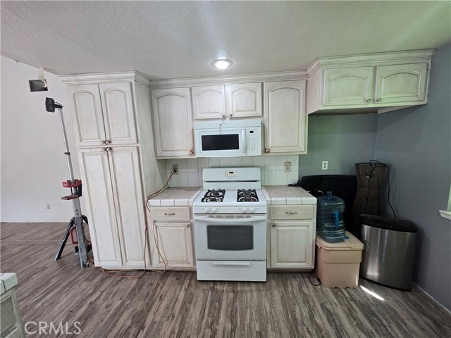 3269 Highcliff Rd, Riverside CA: https://media.crmls.org/medias/6cd0595d-5144-4d7e-a04c-87e17f06038b.jpg