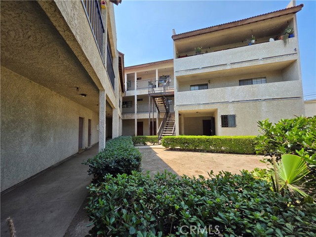 2121 El Paseo, Alhambra CA: https://media.crmls.org/medias/6cd169e7-7c2e-4069-a00e-20f9f17afd4a.jpg