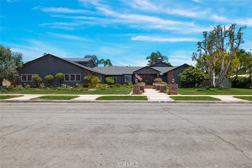 626 N Mountain View Place