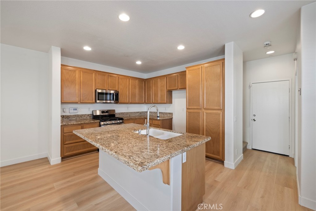 https://media.crmls.org/medias/6cd97e3e-b839-4228-ba5a-6dd92ca25978.jpg?preset=X-Large
