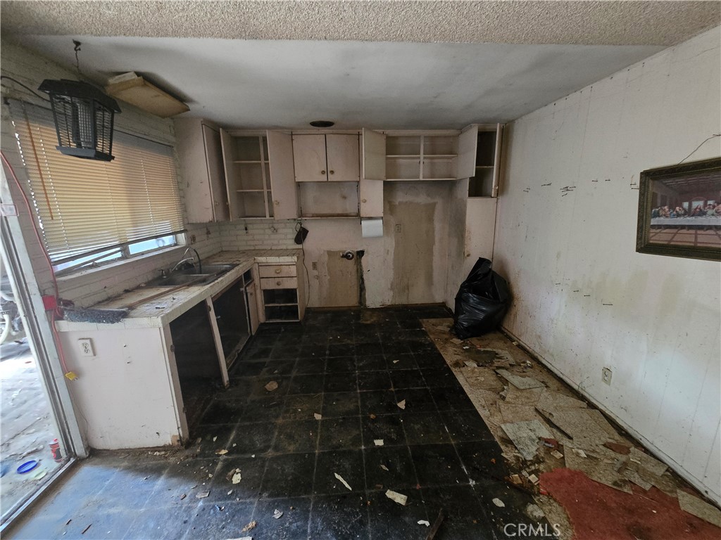 https://media.crmls.org/medias/6cdcf555-55a7-4ae9-b614-b42ecfad0e5a.jpg?preset=X-Large
