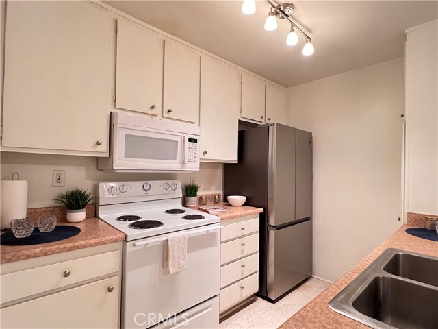 Detail Gallery Image 18 of 44 For 4900 Overland Avenue #125,  Culver City,  CA 90230 - 2 Beds | 2 Baths