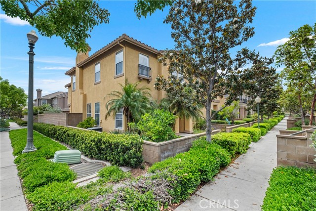 17 Crescent City, Irvine CA: https://media.crmls.org/medias/6ce033ad-a9a2-409a-b833-5c841d339183.jpg