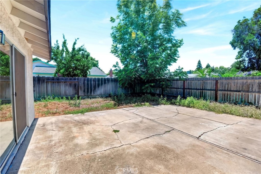 https://media.crmls.org/medias/6ce0e796-ce56-46c8-b17b-e3d3a172305f.jpg?preset=X-Large