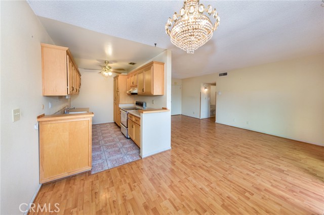 Detail Gallery Image 3 of 17 For 5414 Newcastle Ave #52,  Encino,  CA 91316 - 2 Beds | 2 Baths