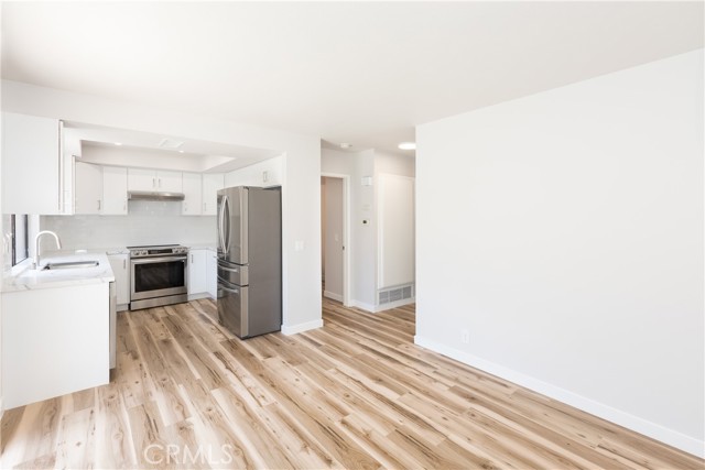 Detail Gallery Image 6 of 26 For 1485 W Cerritos Ave #8,  Anaheim,  CA 92802 - 3 Beds | 2/1 Baths