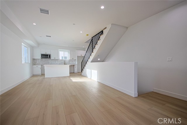 2402 S Cochran Avenue, Los Angeles CA: https://media.crmls.org/medias/6ce1f1f0-93bb-4613-8b28-7d1410f10b45.jpg