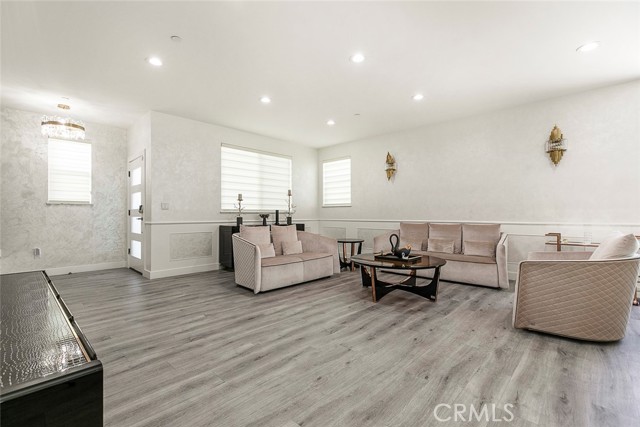 Detail Gallery Image 4 of 52 For 9124 N Nilo Ln, Panorama City,  CA 91402 - 4 Beds | 3/1 Baths