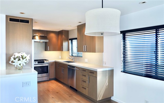 604 1/2 Poinsettia Avenue, Corona del Mar CA: https://media.crmls.org/medias/6ce3701b-5035-49bf-a12f-49232601e8ce.jpg