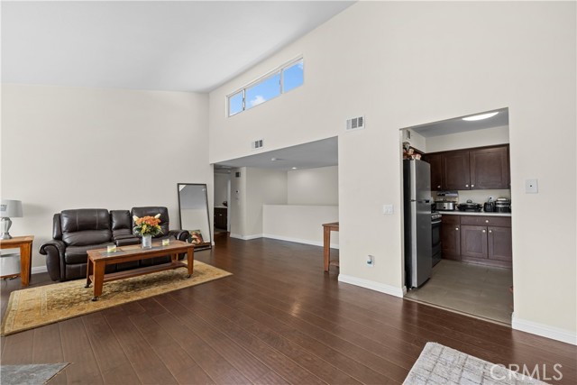 Detail Gallery Image 5 of 29 For 9382 Shadowood Dr #E,  Montclair,  CA 91763 - 2 Beds | 1/1 Baths