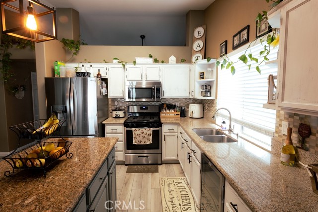 Detail Gallery Image 6 of 19 For 2916 Hampton Ave, Hemet,  CA 92545 - 3 Beds | 2 Baths