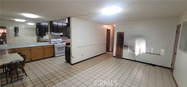 14805 Chase Street, Panorama City CA: https://media.crmls.org/medias/6ceb71c7-9490-400a-960d-18c49d387993.jpg