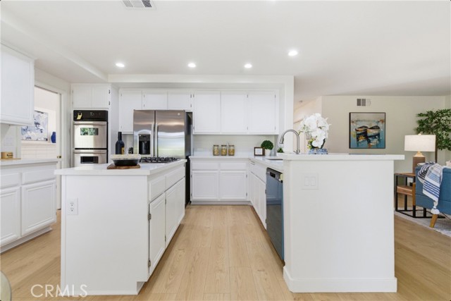 Detail Gallery Image 18 of 67 For 28360 Easton Ln, Saugus,  CA 91350 - 5 Beds | 3 Baths