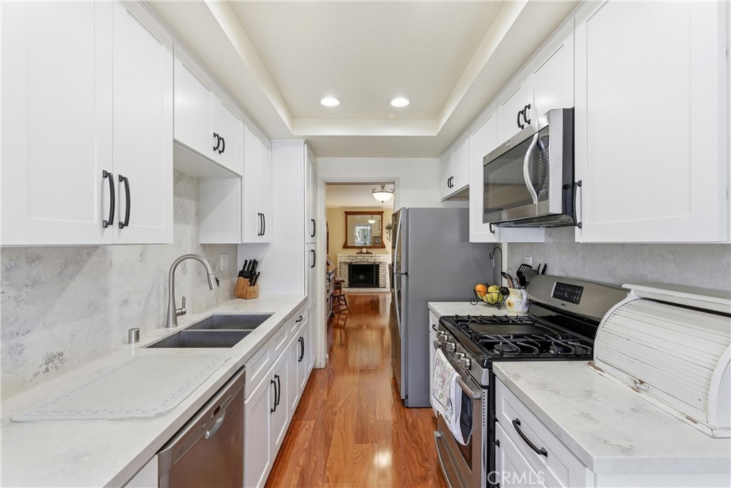 https://media.crmls.org/medias/6cf0f53e-7454-4217-92fd-93438d4d1356.jpg?preset=X-Large