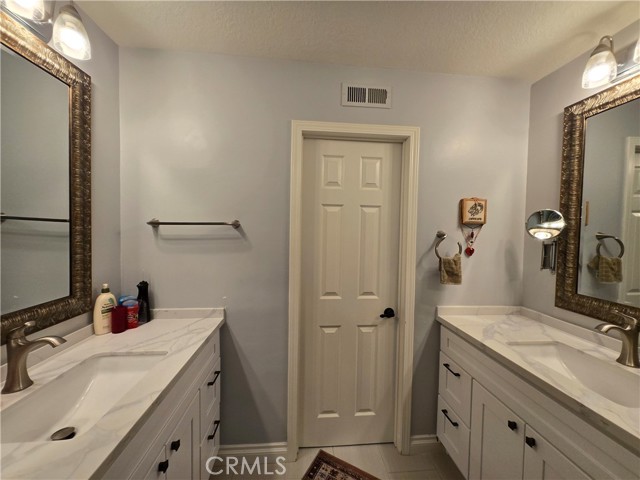 5 Carriage Hill Lane, Laguna Hills CA: https://media.crmls.org/medias/6cf1c104-4e9d-4585-aee3-06218fb8ec56.jpg