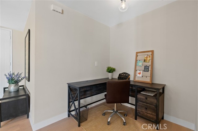 10707 Camarillo Street, 314 photo 13