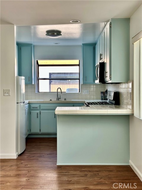Detail Gallery Image 4 of 12 For 28 20th Ct, Hermosa Beach,  CA 90254 - 2 Beds | 2 Baths