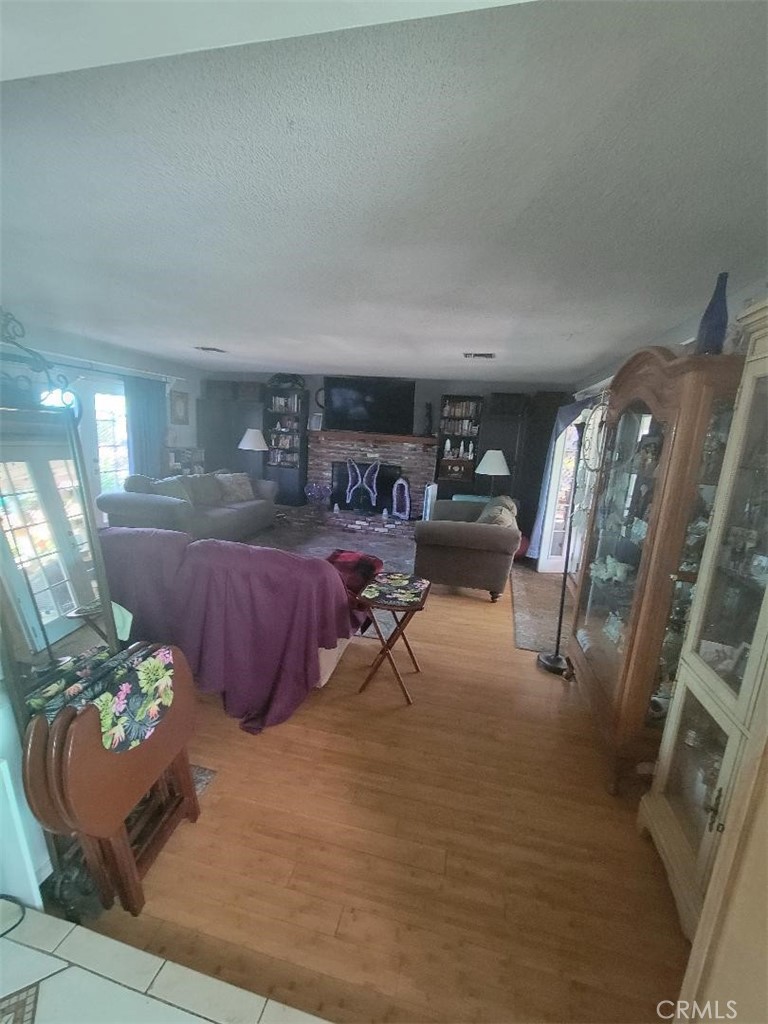 https://media.crmls.org/medias/6cf793b8-8f29-4426-a752-437e6bd657d3.jpg?preset=X-Large