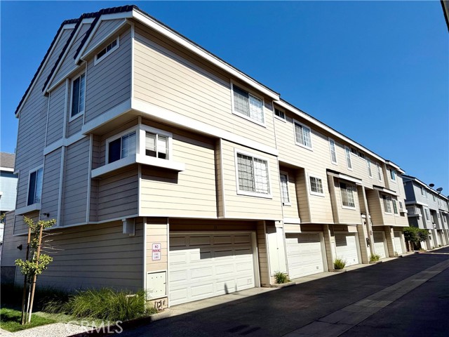 Detail Gallery Image 2 of 9 For 2800 Plaza Del Amo #28,  Torrance,  CA 90503 - 3 Beds | 3 Baths