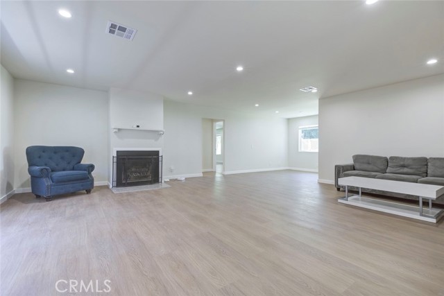 Detail Gallery Image 4 of 26 For 7710 Wentworth St, Tujunga,  CA 91042 - 4 Beds | 2 Baths