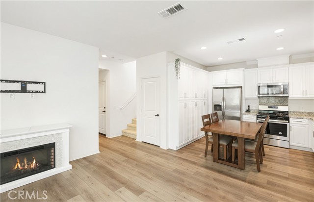 Detail Gallery Image 10 of 44 For 2818 E Berry Loop Privado #76,  Ontario,  CA 91761 - 2 Beds | 2/1 Baths