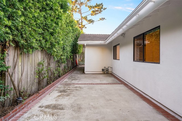 Bonus side yard space.