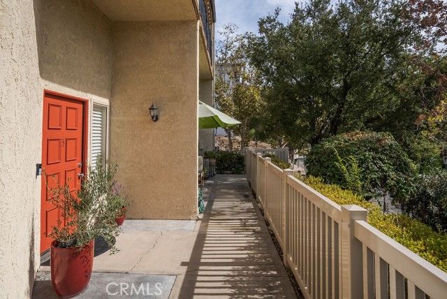 Detail Gallery Image 2 of 44 For 1881 Alpha Rd #3,  Glendale,  CA 91208 - 3 Beds | 2/1 Baths