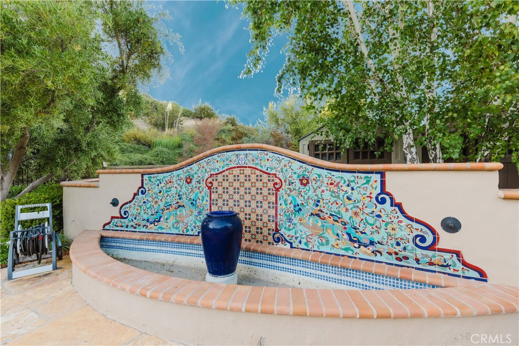 https://media.crmls.org/medias/6d098ec3-ccf4-4c92-a313-137021dc7d46.jpg?preset=X-Large
