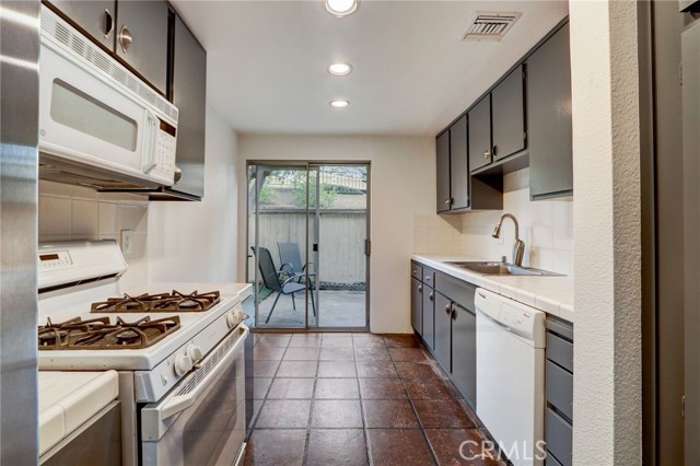 Detail Gallery Image 14 of 62 For 18130 Andrea Cir #1,  Northridge,  CA 91325 - 3 Beds | 2/1 Baths