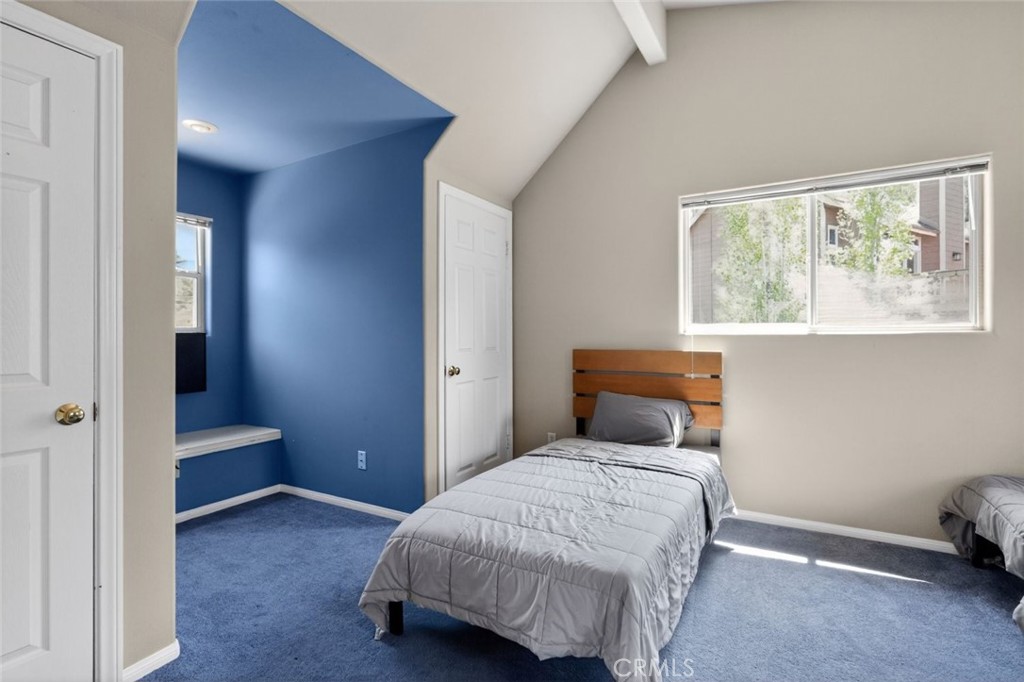 https://media.crmls.org/medias/6d0aa4d8-2ecf-4eb6-960d-2809d0ce60d0.jpg?preset=X-Large