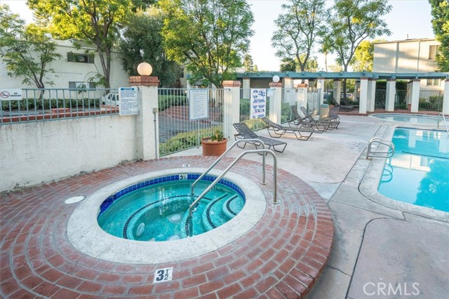 Detail Gallery Image 14 of 29 For 5700 Etiwanda Ave #154,  Tarzana,  CA 91356 - 3 Beds | 2 Baths