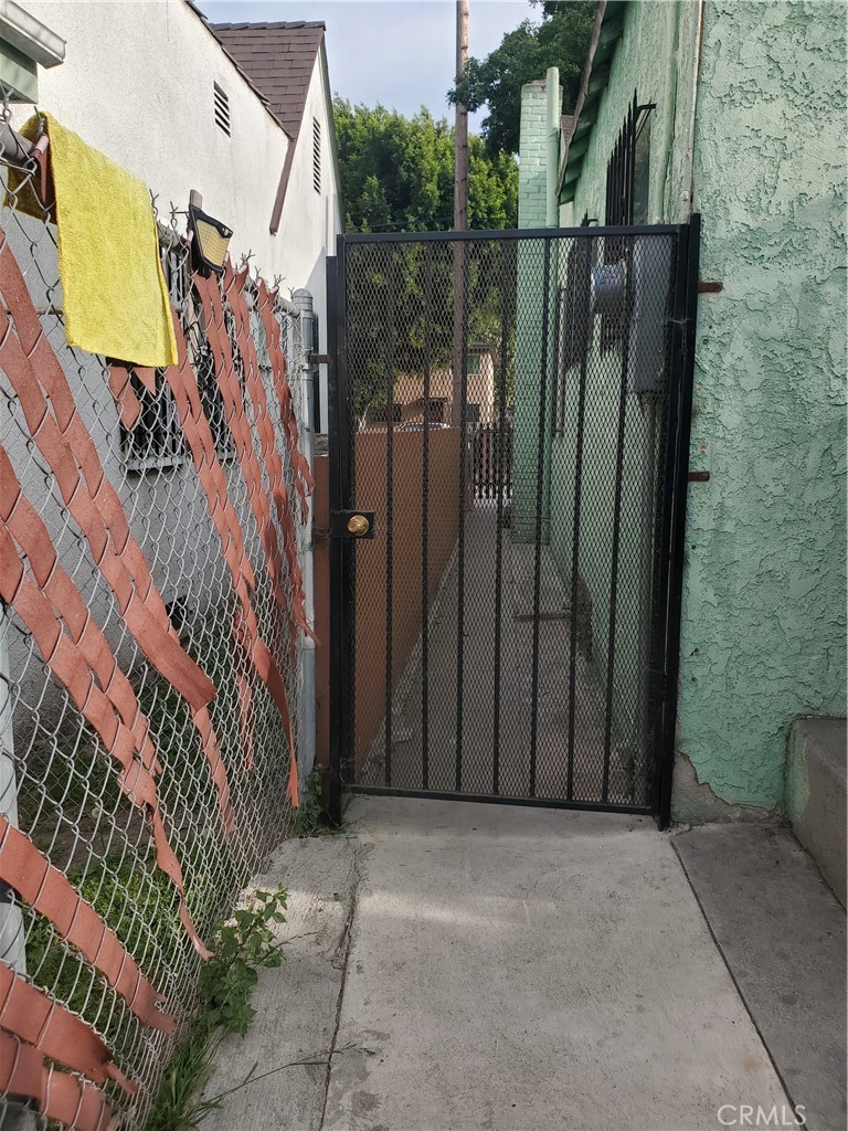 https://media.crmls.org/medias/6d101128-3f9a-4eb5-9261-99d1568a4d87.jpg?preset=X-Large
