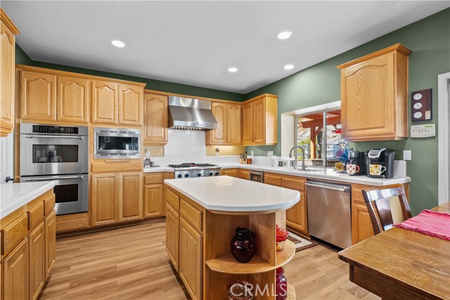 Detail Gallery Image 15 of 61 For 15355 Michael Crest Dr, Canyon Country,  CA 91387 - 5 Beds | 3/1 Baths