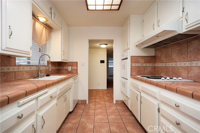 Detail Gallery Image 4 of 33 For 2416 Bladen, Bakersfield,  CA 93309 - 3 Beds | 2 Baths