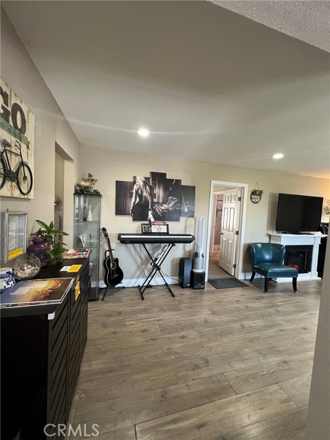 423 East Iris Street photo 5