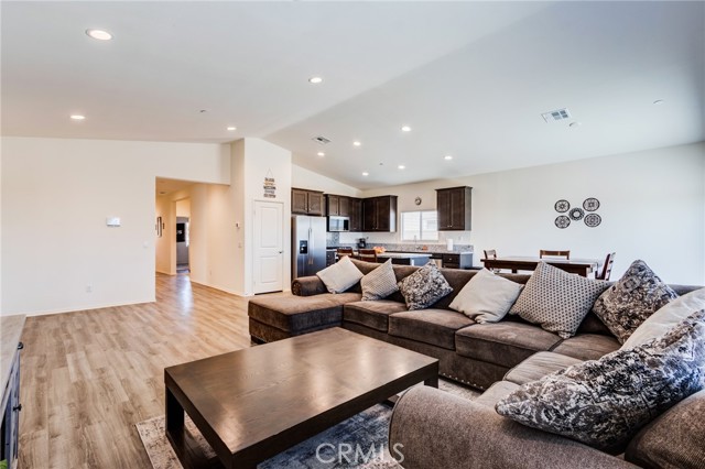 Detail Gallery Image 10 of 43 For 11856 Calenda Ct, Victorville,  CA 92392 - 4 Beds | 3 Baths