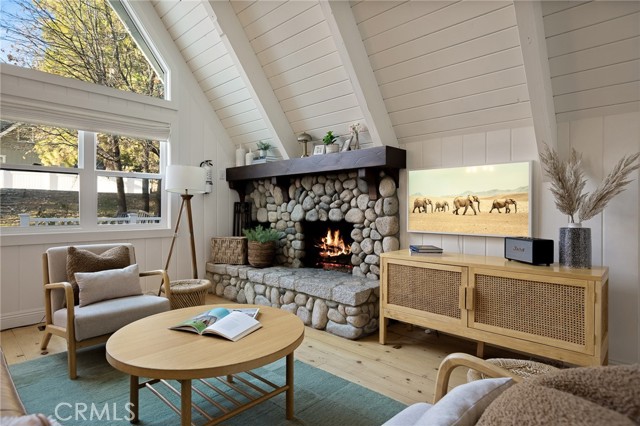 Detail Gallery Image 5 of 51 For 987 Tirol Ln, Lake Arrowhead,  CA 92352 - 3 Beds | 2 Baths