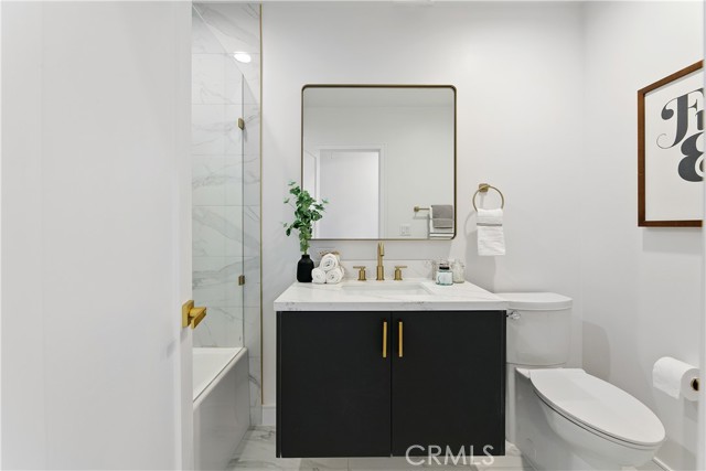 Detail Gallery Image 33 of 51 For 3900 Benedict Canyon Dr, Sherman Oaks,  CA 91423 - 3 Beds | 4 Baths
