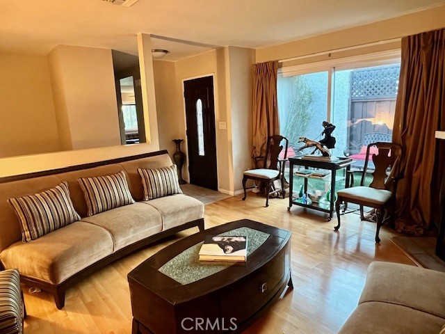 Detail Gallery Image 6 of 6 For 15654 Hillview Ln #18,  Granada Hills,  CA 91344 - 3 Beds | 3 Baths