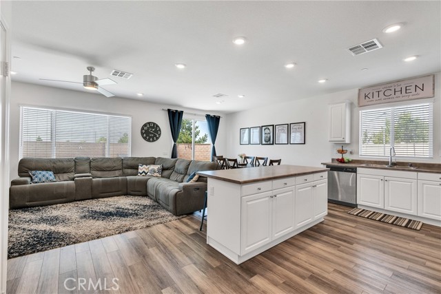 402 Appleton Way, Perris CA: https://media.crmls.org/medias/6d28861c-577c-4a3a-83b3-55109ceb3dd3.jpg