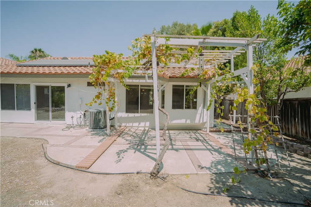 https://media.crmls.org/medias/6d2a8bbe-e6dc-4f69-9c53-d7632ade2a5e.jpg?preset=X-Large