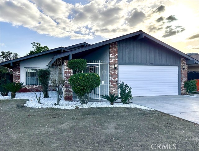 Detail Gallery Image 1 of 27 For 4201 Sugar Cane Ave, Bakersfield,  CA 93313 - 3 Beds | 2 Baths