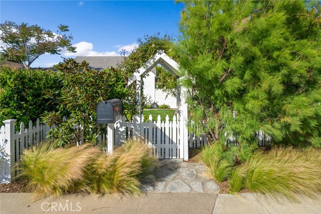Detail Gallery Image 5 of 47 For 216 Magnolia St, Costa Mesa,  CA 92627 - 3 Beds | 2 Baths