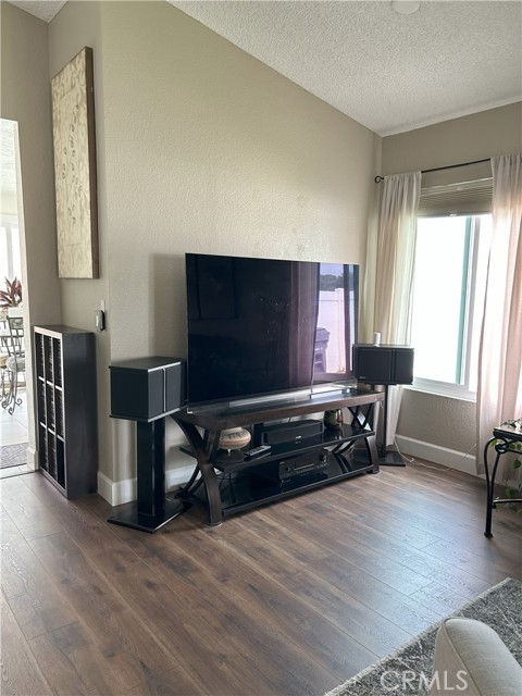Detail Gallery Image 4 of 34 For 14241 Elizabeth Ct, Fontana,  CA 92337 - 2 Beds | 2 Baths