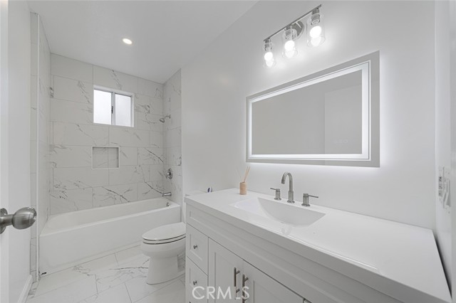 Detail Gallery Image 8 of 21 For 12930 Gilmore Ave, Los Angeles,  CA 90066 - 3 Beds | 2 Baths