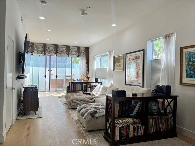 Detail Gallery Image 11 of 14 For 1200 N Sweetzer Ave #2,  West Hollywood,  CA 90069 - 3 Beds | 2/1 Baths