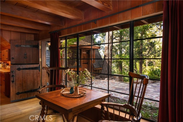 Detail Gallery Image 5 of 24 For 324 Summit Dr, Lake Arrowhead,  CA 92352 - 2 Beds | 2 Baths