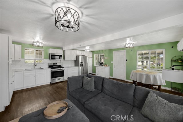 1003 Stevenson Street, Colton CA: https://media.crmls.org/medias/6d3b6afc-85f3-455b-9330-0d7afafeec87.jpg
