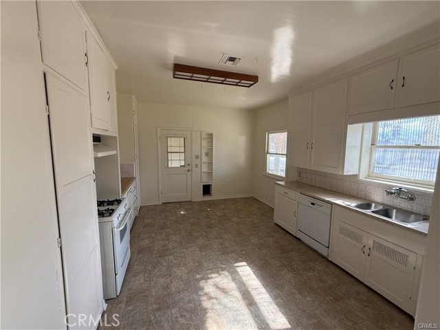 Detail Gallery Image 4 of 7 For 148 W 34th St, San Bernardino,  CA 92405 - 3 Beds | 2 Baths