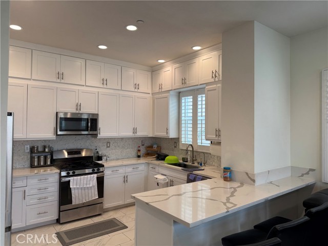 526 W Tribella Court, Santa Ana CA: https://media.crmls.org/medias/6d3fb600-6016-487b-8181-74bb320eb75e.jpg